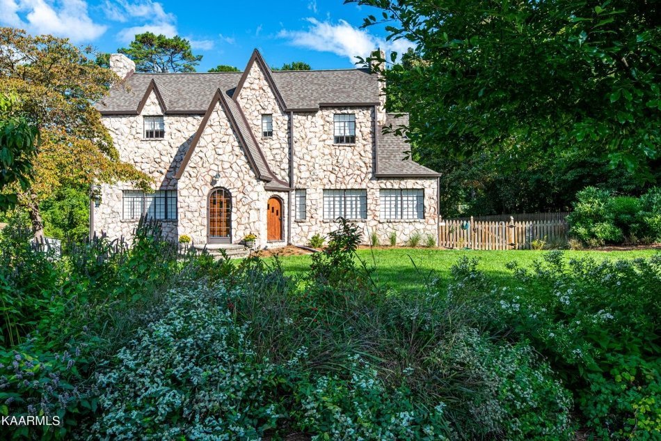 1667728259_133_Renovated-1935-Tudor-Revival-Pending-Sale-in-Knoxville-Tennessee.jpg