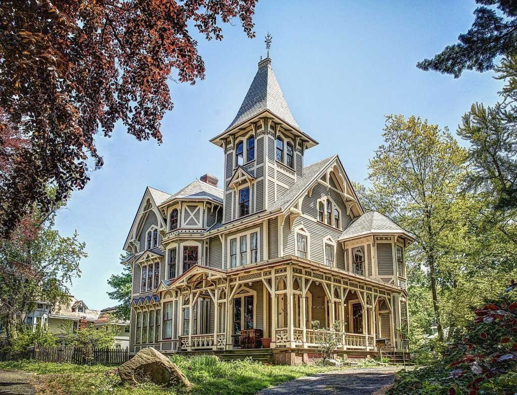 An 1870s Victorian Mansion With Beautiful Light (1)