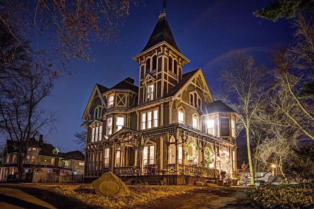 An 1870s Victorian Mansion With Beautiful Light (10)