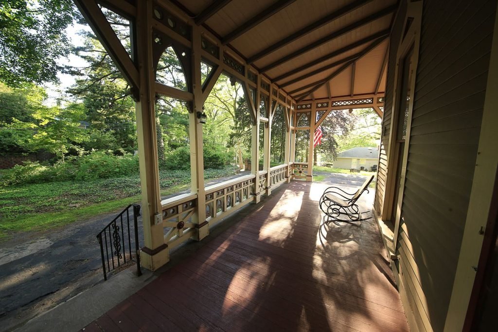 An 1870s Victorian Mansion With Beautiful Light (4)
