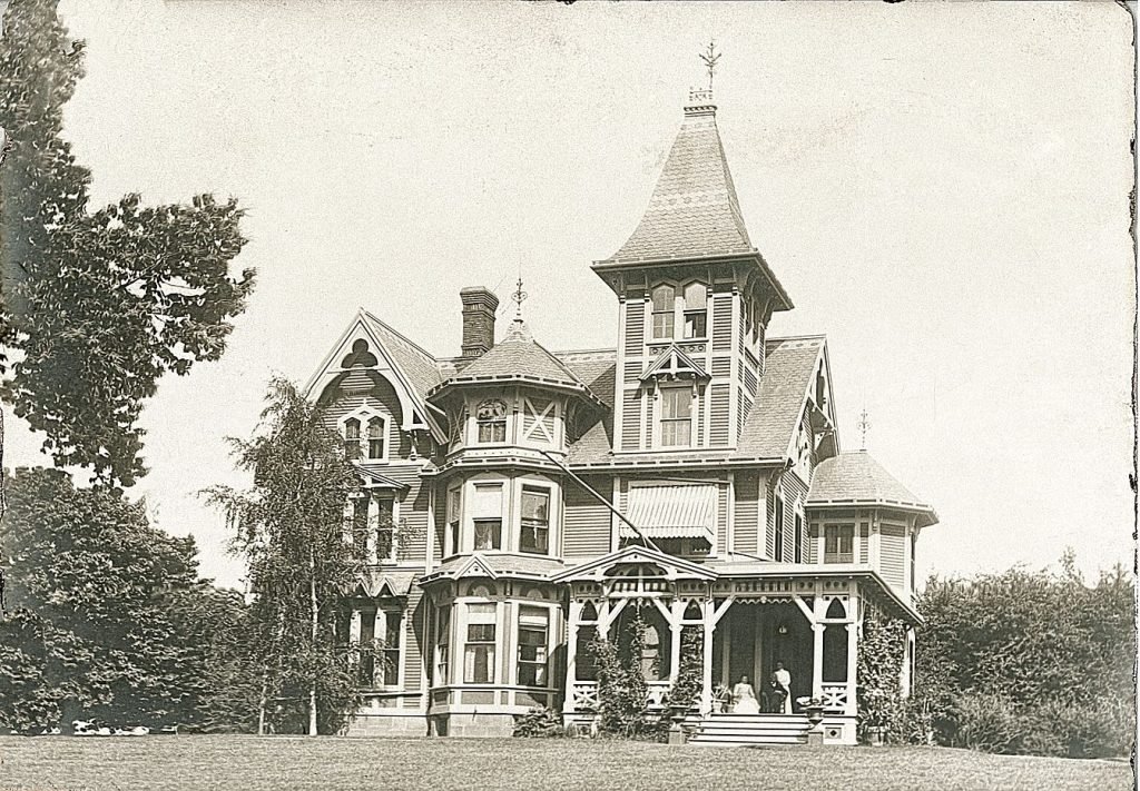 An 1870s Victorian Mansion With Beautiful Light (9)