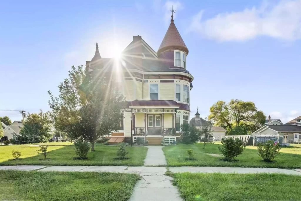 1893 Queen Anne For Sale In Vinton Iowa (1)