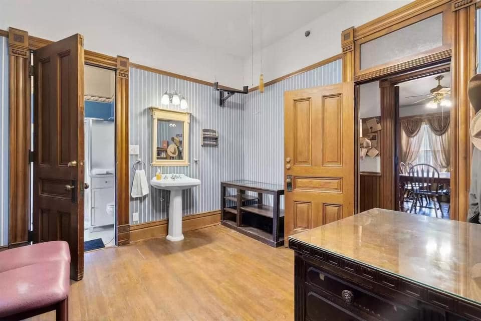 1893 Queen Anne For Sale In Vinton Iowa (11)
