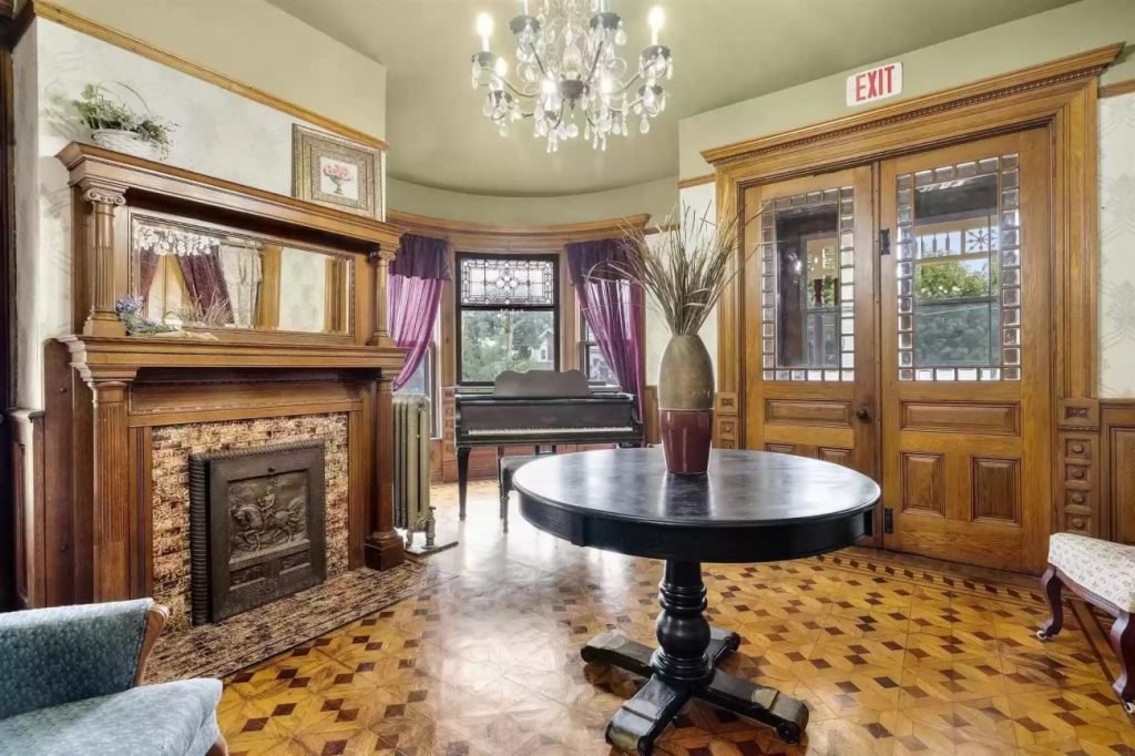1893 Queen Anne For Sale In Vinton Iowa (2)