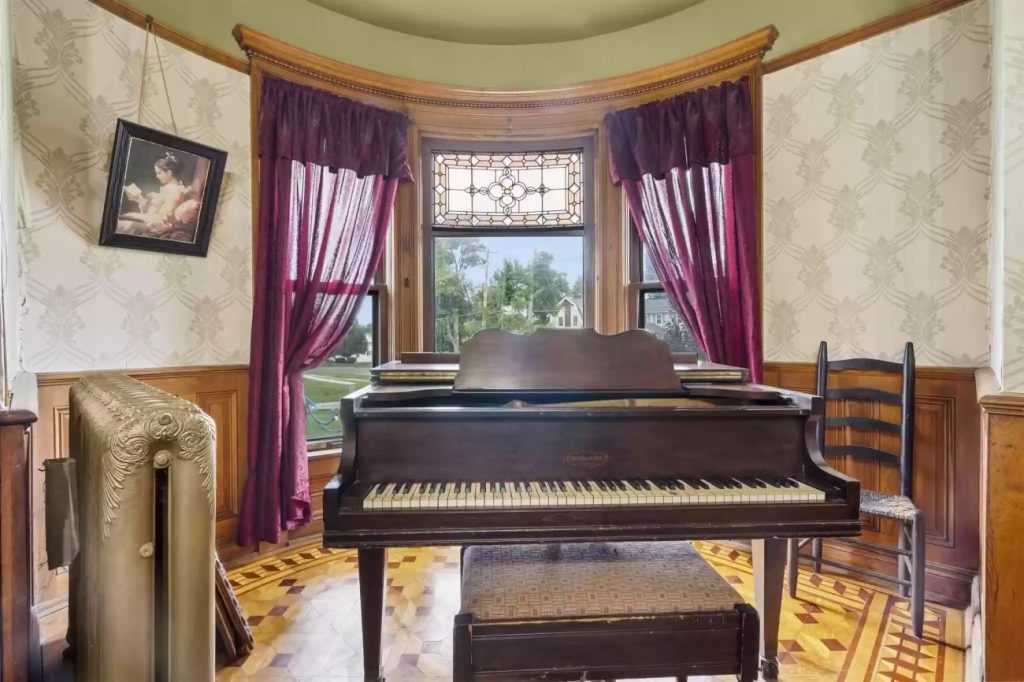 1893 Queen Anne For Sale In Vinton Iowa (3)