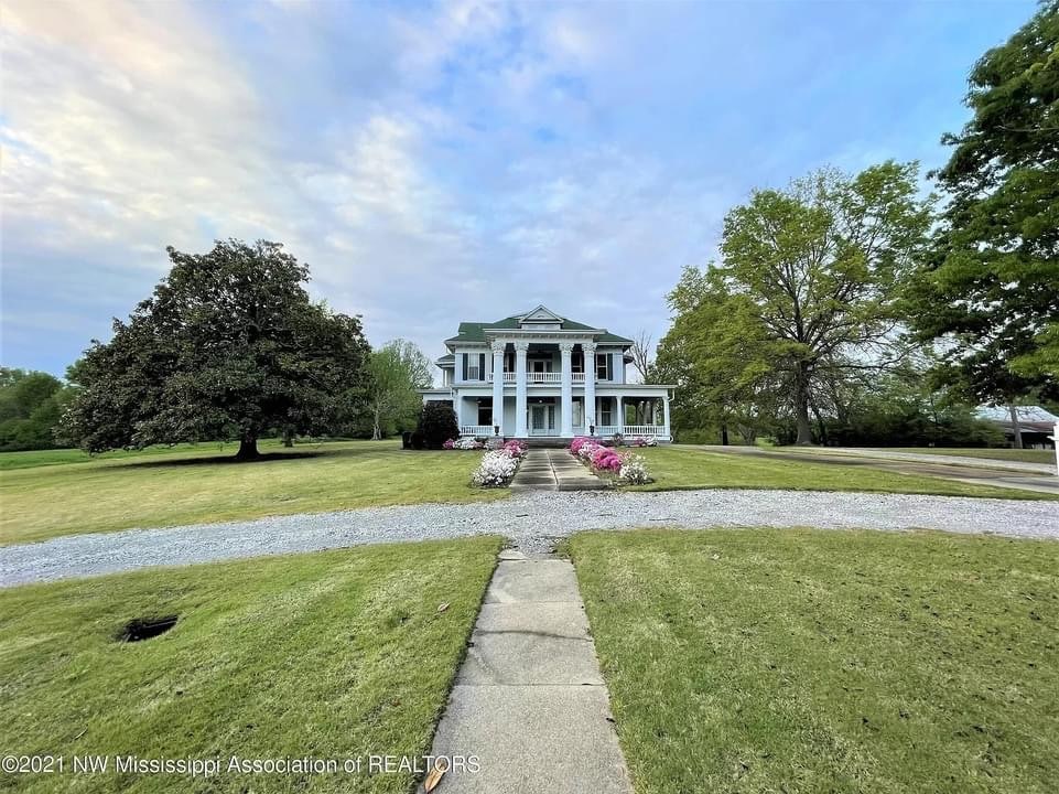 1907 Neoclassical For Sale In Oakland Mississippi (2)