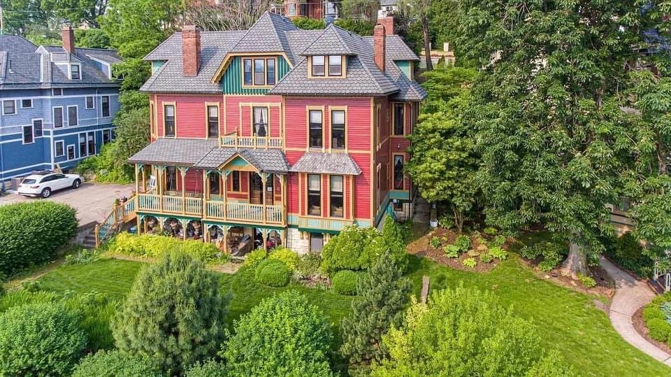 1885 Victorian For Sale In Dubuque Iowa (1)