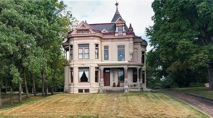 1888 Mansion For Sale In Saint Joseph Missouri (1)
