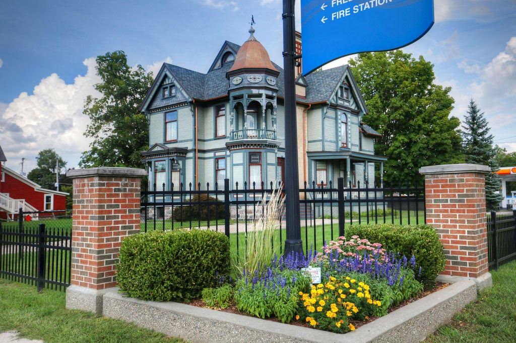 1885 Queen Anne For Sale In Hastings Michigan (1)