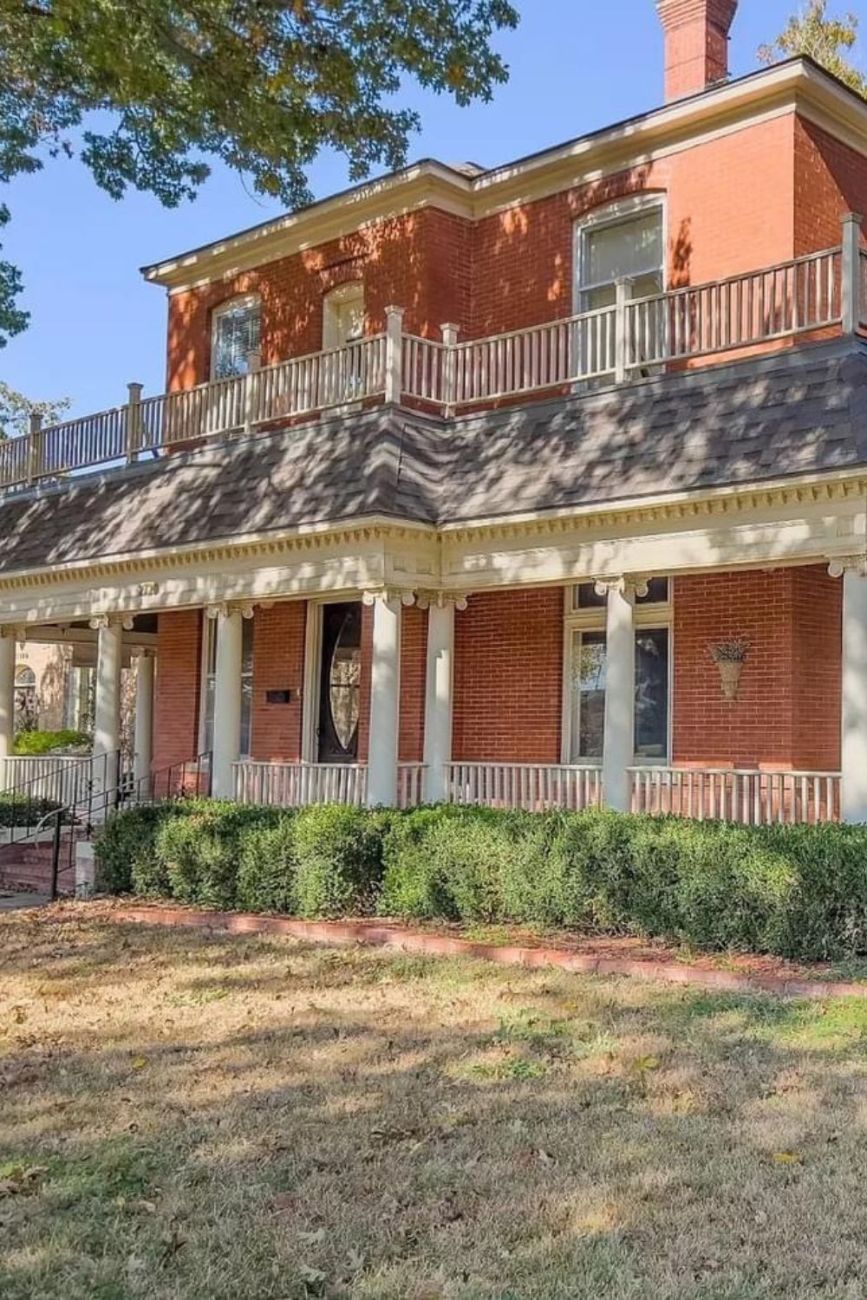 1890-Waggoner-Hicks-House-In-Vernon-Texas-8212-Captivating-Houses.jpg