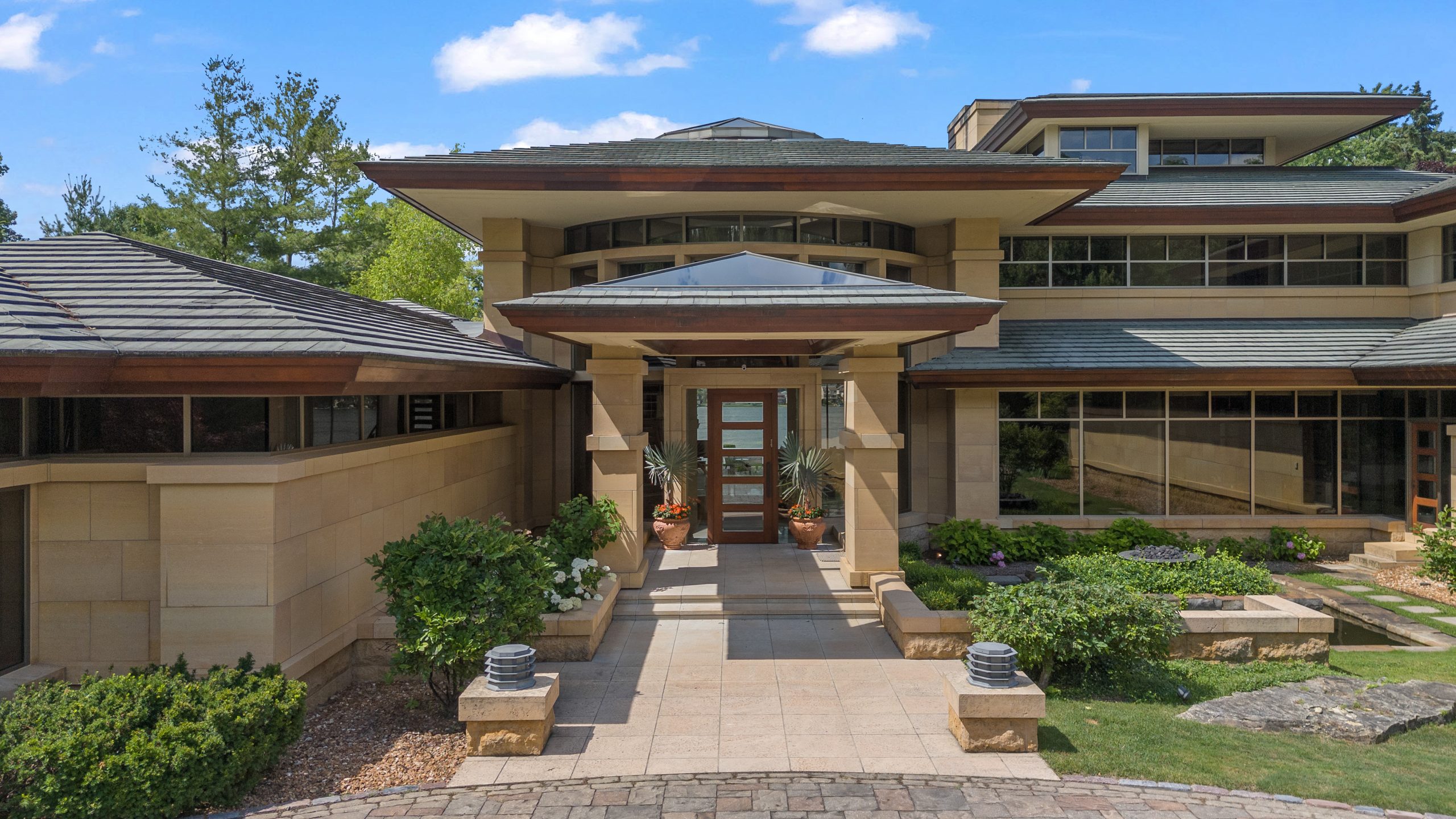 1753277064_164_999-Million-Cass-Lake-Contemporary-Retreat-Designed-by-Architect-Lou.jpg