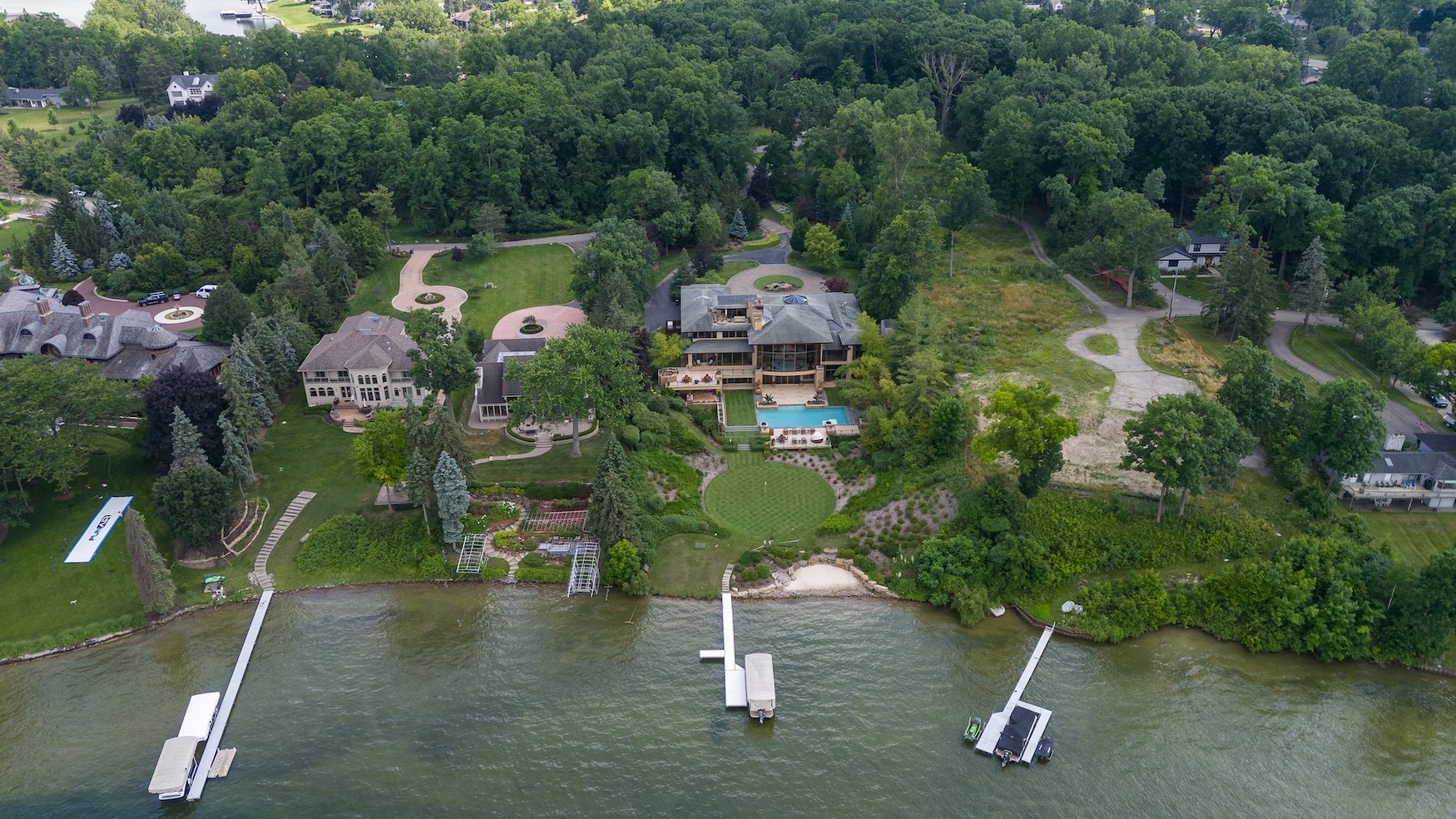 1753277181_376_999-Million-Cass-Lake-Contemporary-Retreat-Designed-by-Architect-Lou.jpg