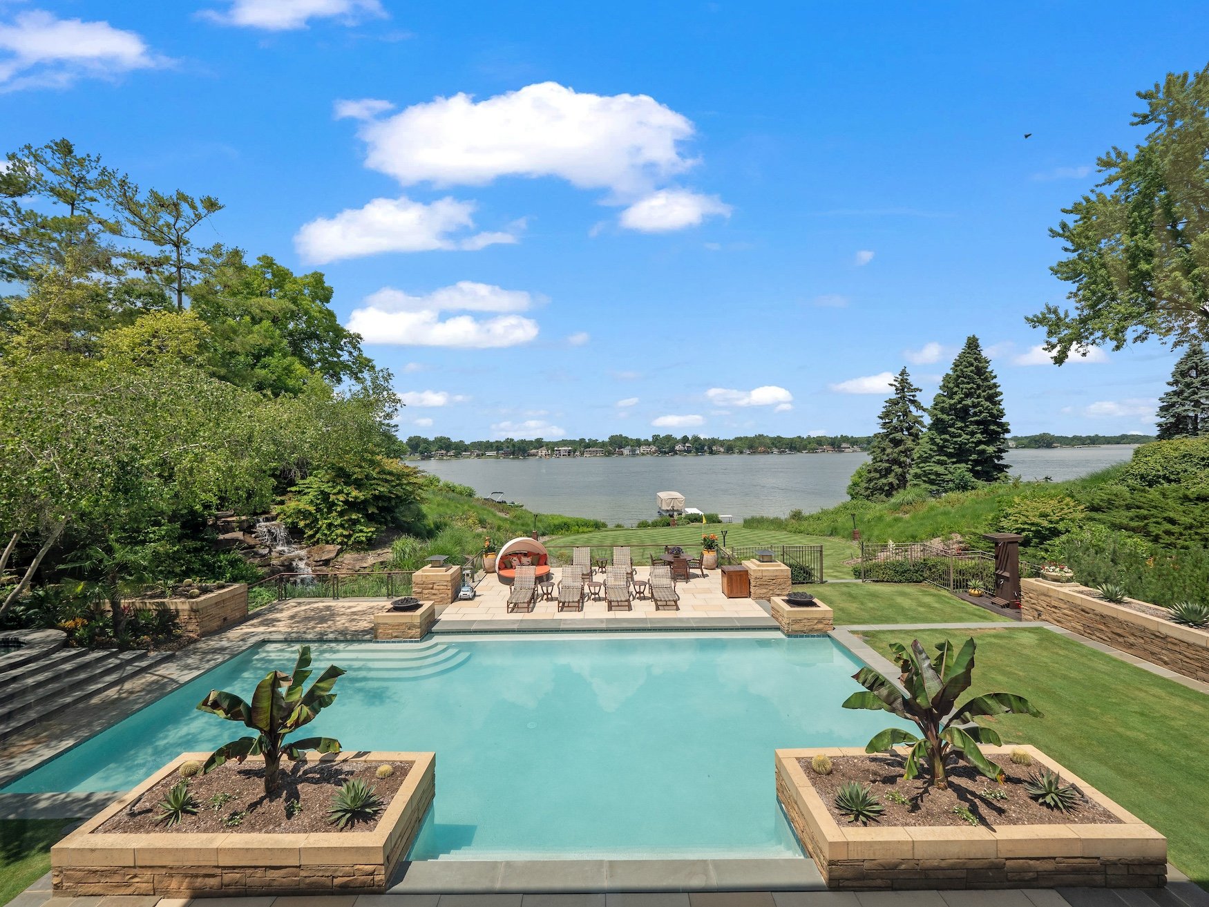 1753277189_60_999-Million-Cass-Lake-Contemporary-Retreat-Designed-by-Architect-Lou.jpg