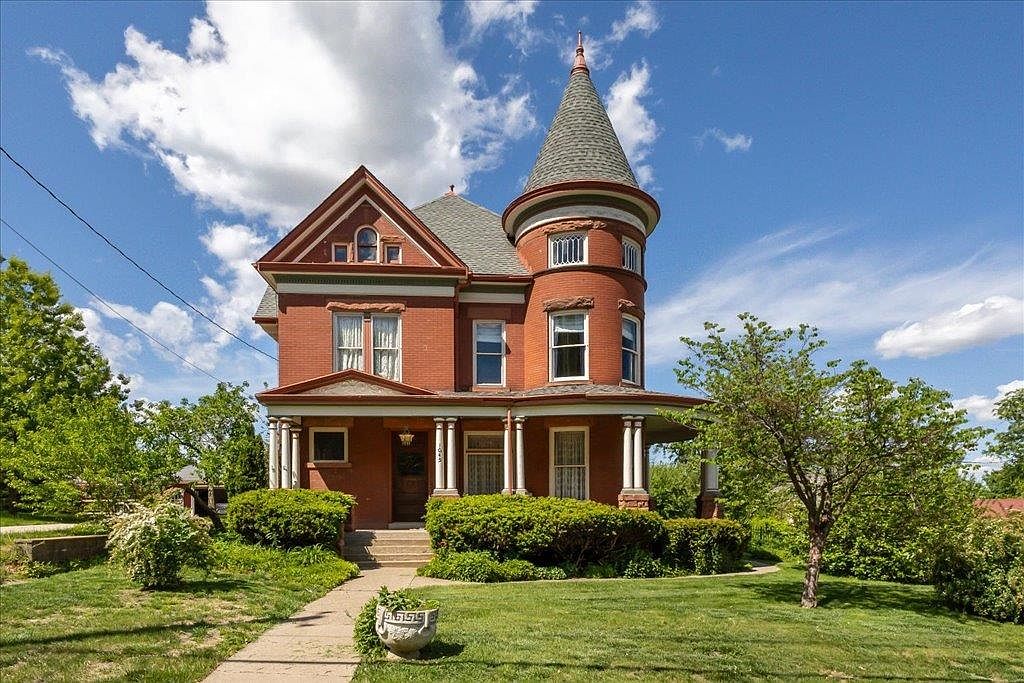 1045 W 3rd St, Dubuque, IA 52001