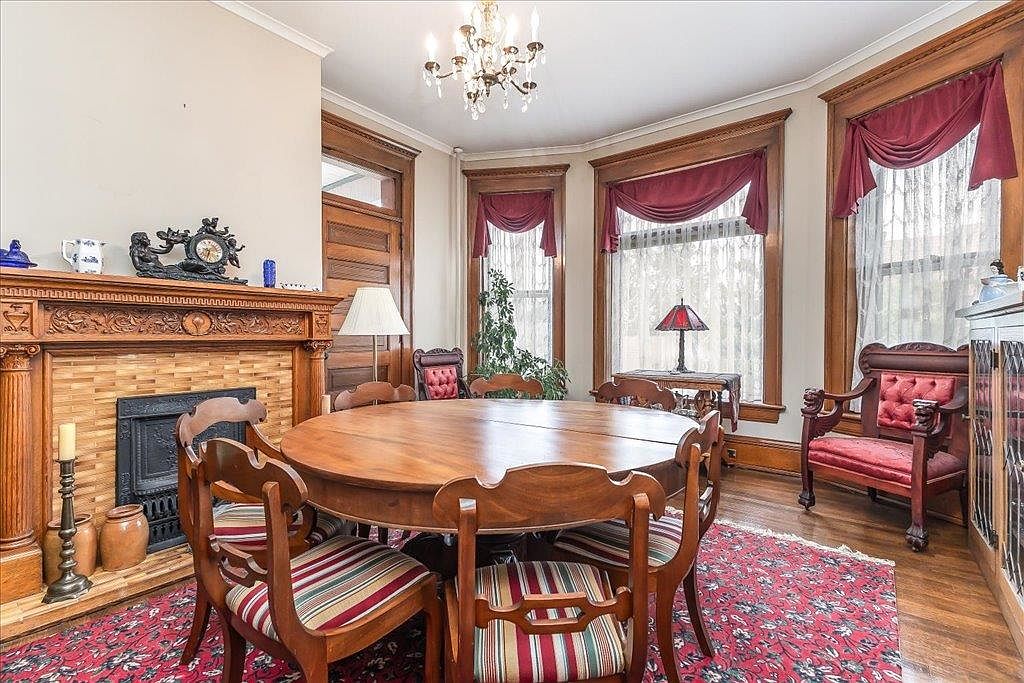 1045 W 3rd St, Dubuque, IA 52001