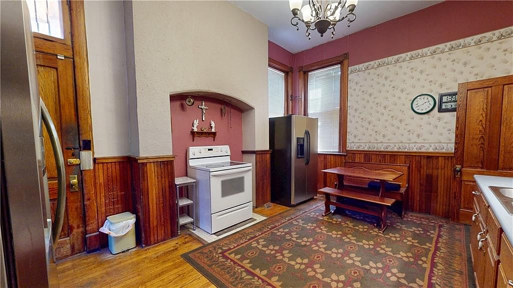 537 N 8th St, Saint Joseph, MO 64501