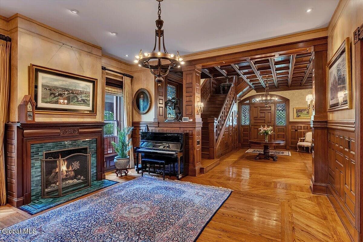 795 N Broadway, Saratoga Springs, NY 12866
