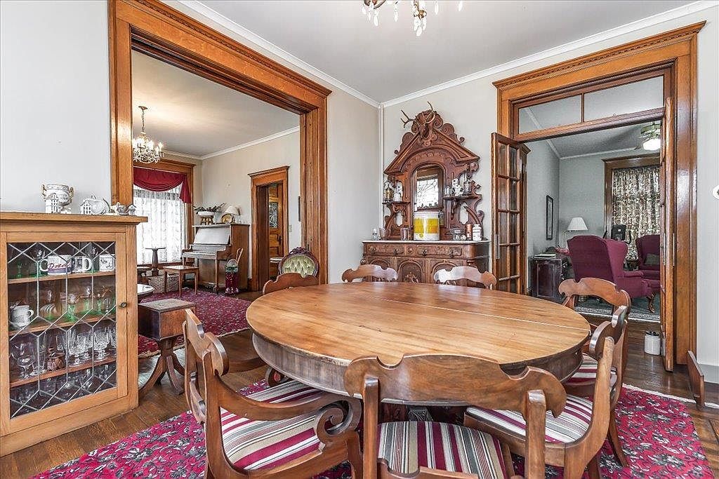 1045 W 3rd St, Dubuque, IA 52001