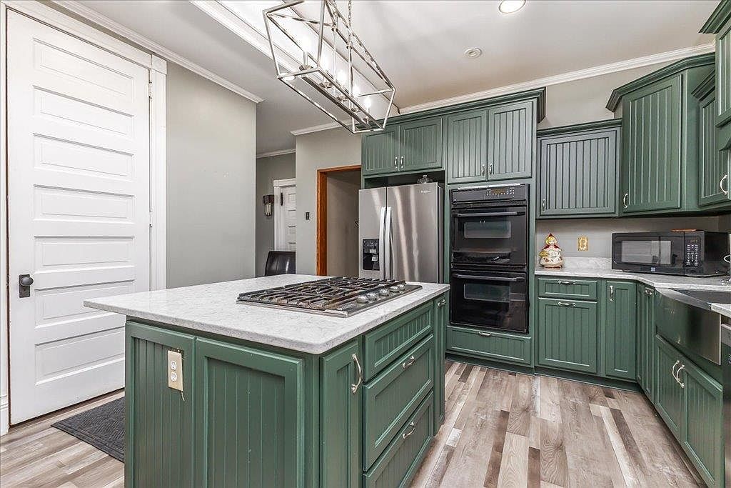 1045 W 3rd St, Dubuque, IA 52001