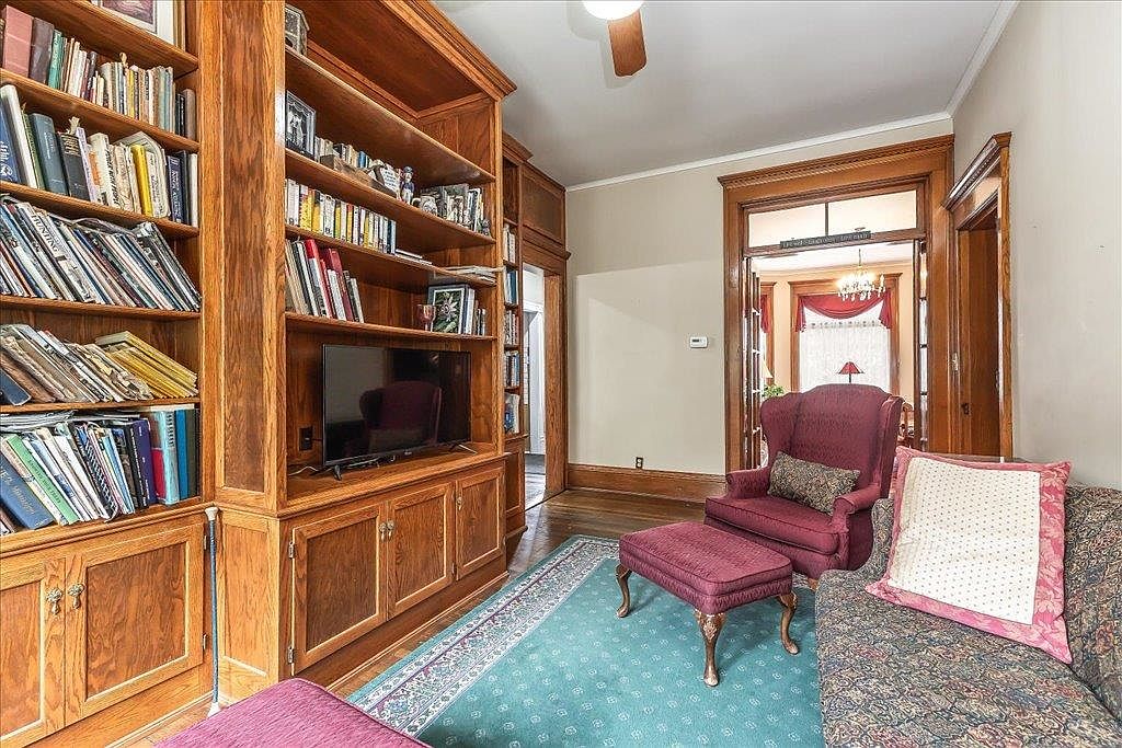 1045 W 3rd St, Dubuque, IA 52001