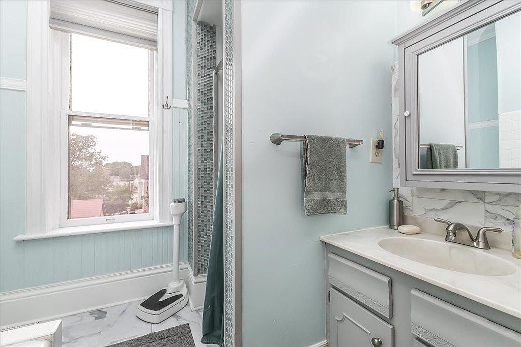 1045 W 3rd St, Dubuque, IA 52001
