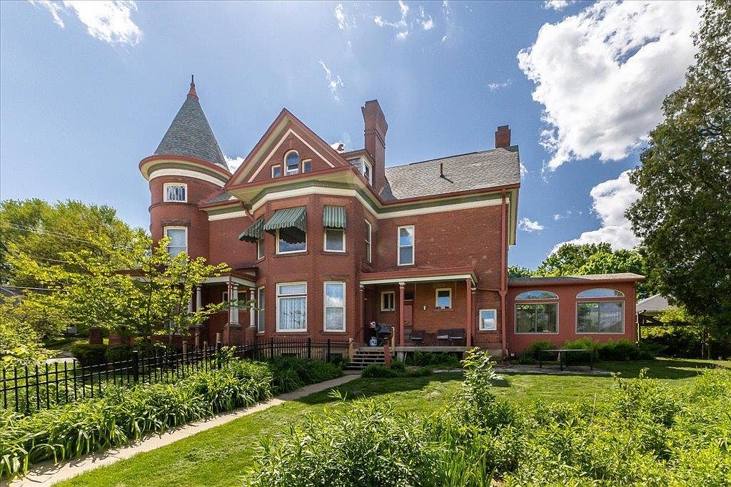 1045 W 3rd St, Dubuque, IA 52001