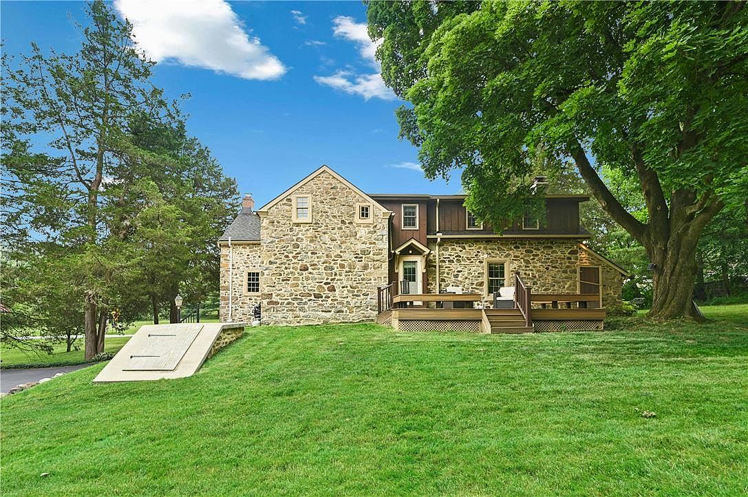 4925 Mill Rd, Emmaus, PA 18049