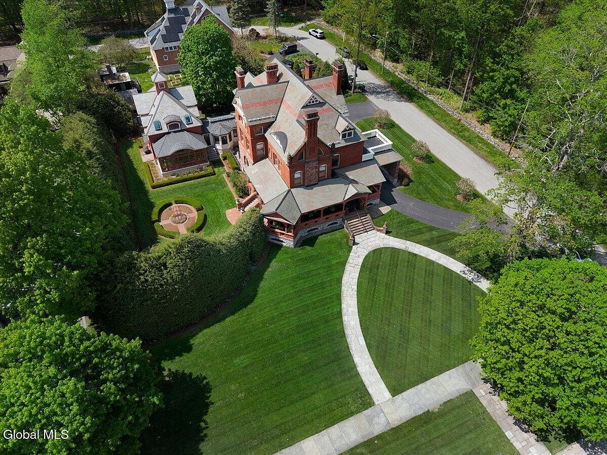 795 N Broadway, Saratoga Springs, NY 12866