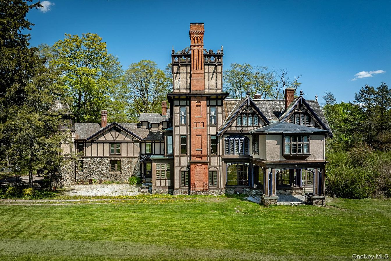 3rd image of 618 Quaker Hill Road
