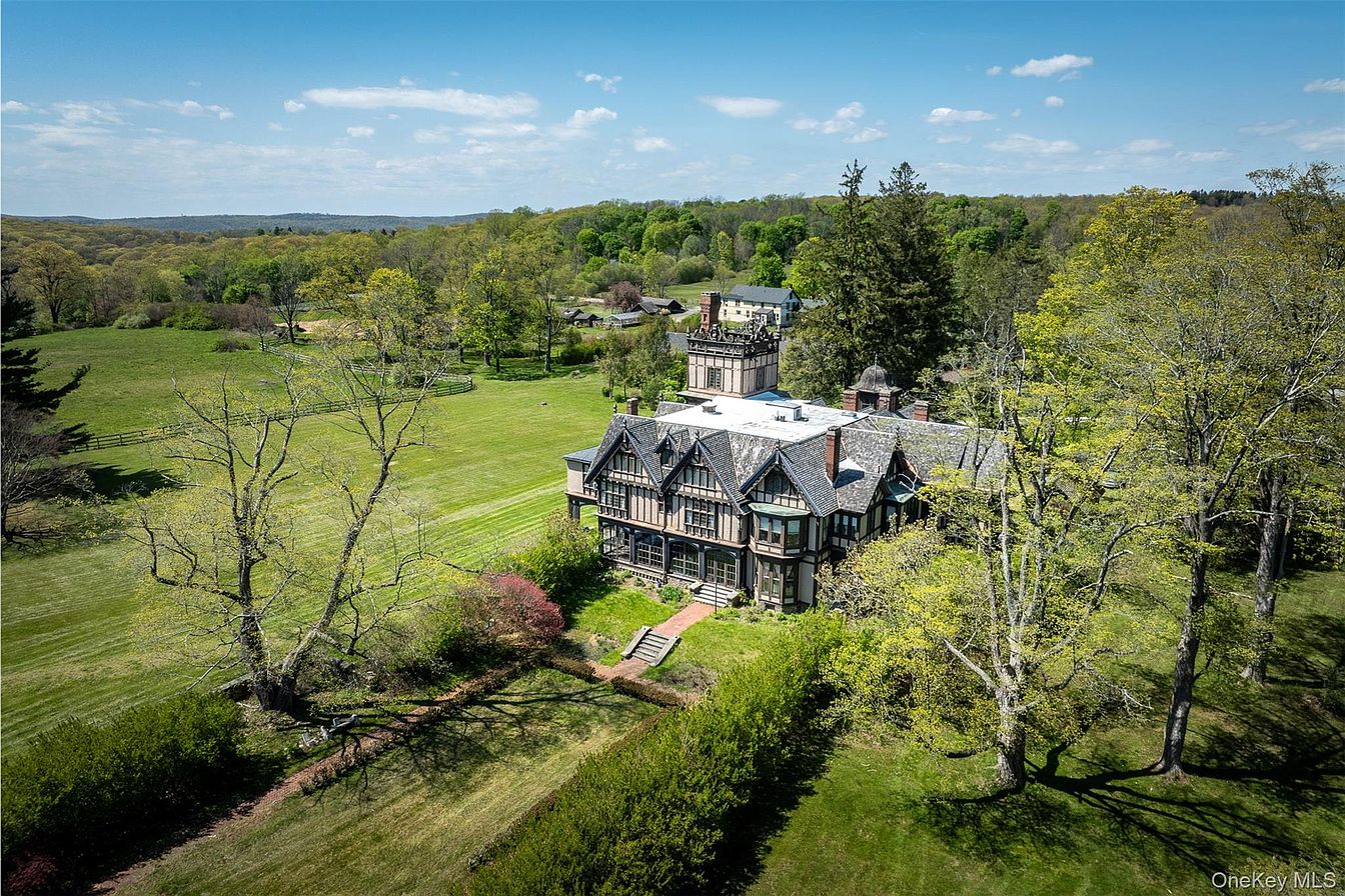 4th image of 618 Quaker Hill Road