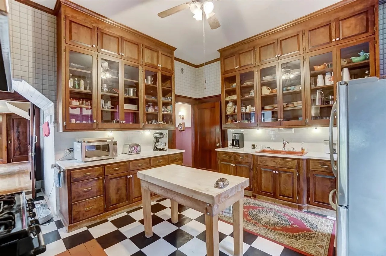More featured at 3886 Reading Rd, Cincinnati, OH, 45229 (12)