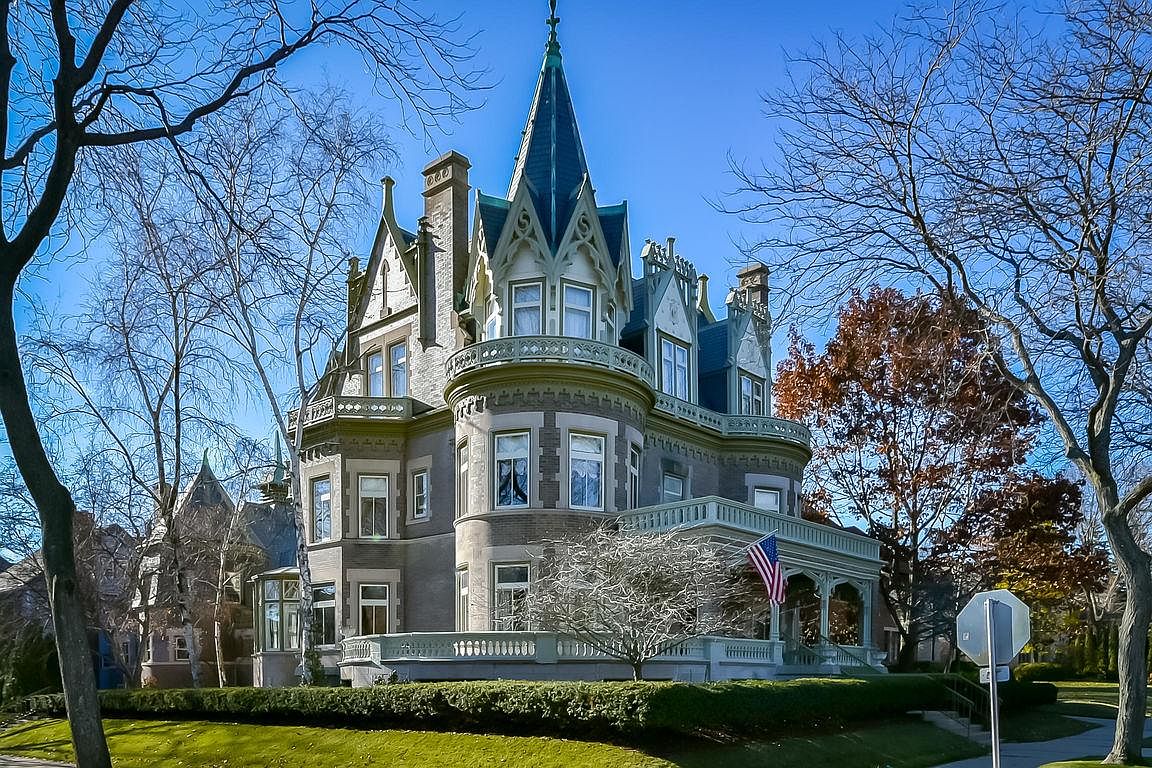 2727 E Newberry Blvd, Milwaukee, WI 53211