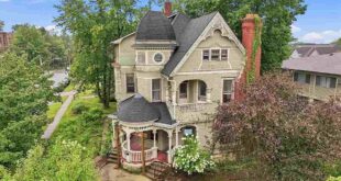 935 E College St, Iowa City, IA 52240