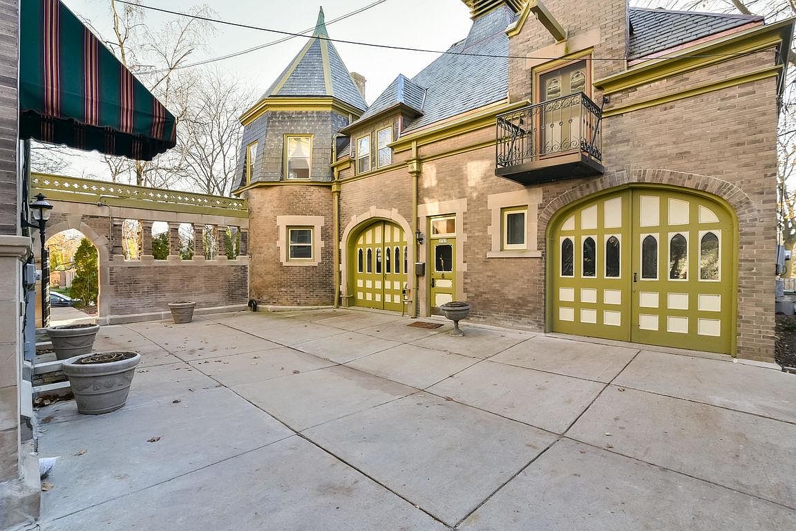 2727 E Newberry Blvd, Milwaukee, WI 53211