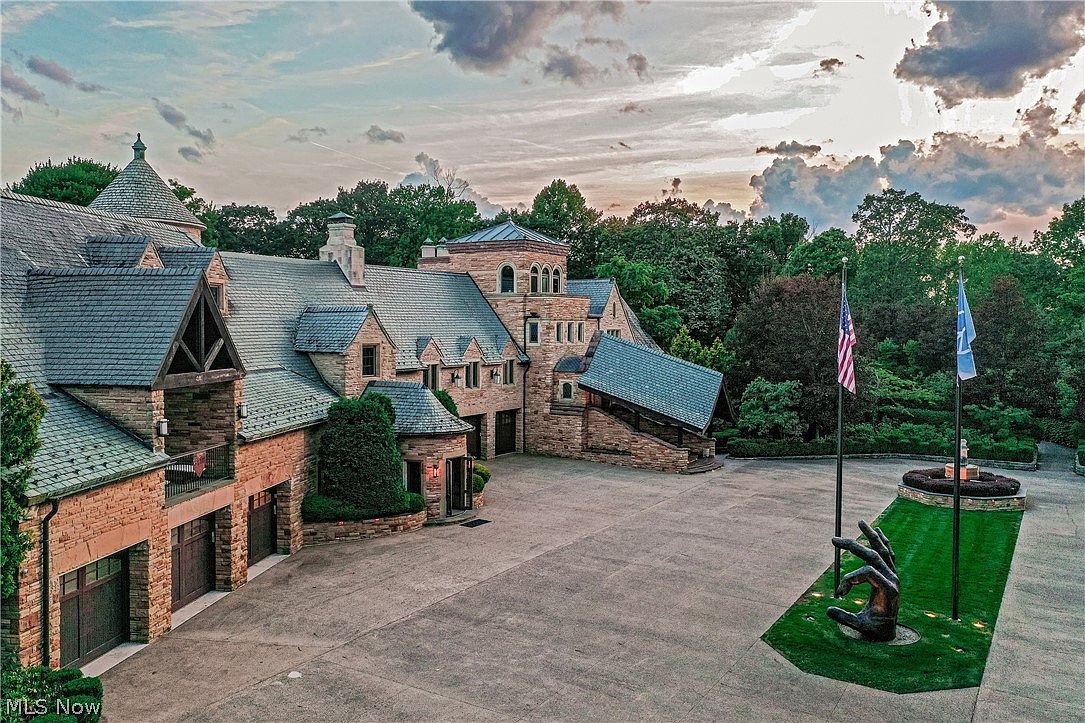8900 Eagle Rd, Kirtland, OH 44094