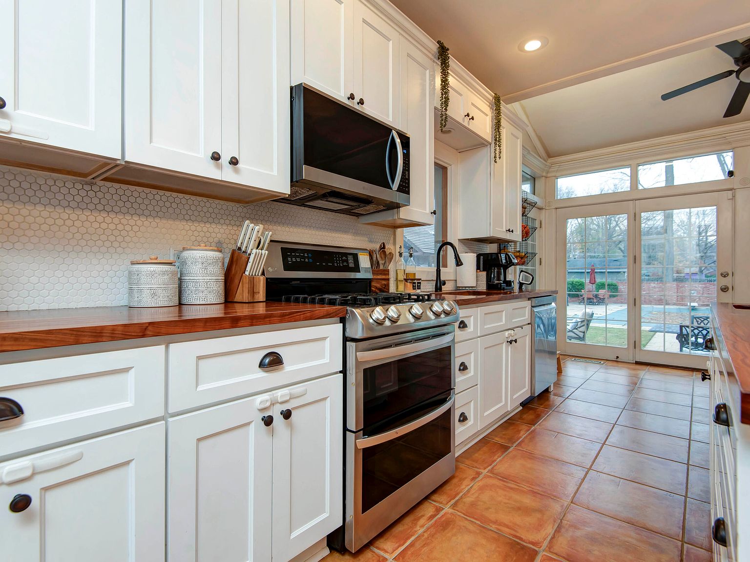 1435 E Walnut Street, Springfield, MO 65802