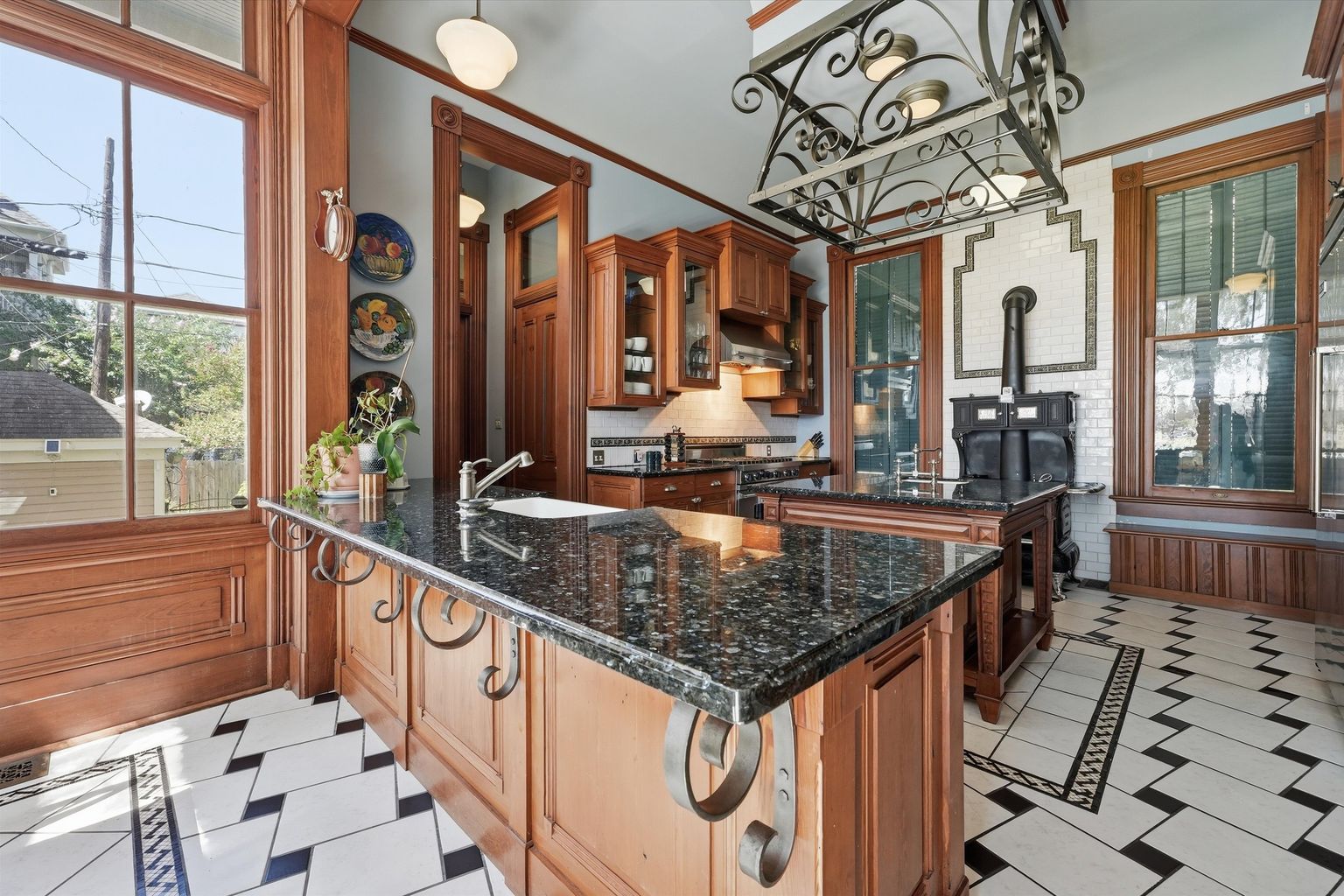 1826 Sealy St, Galveston, TX 77550