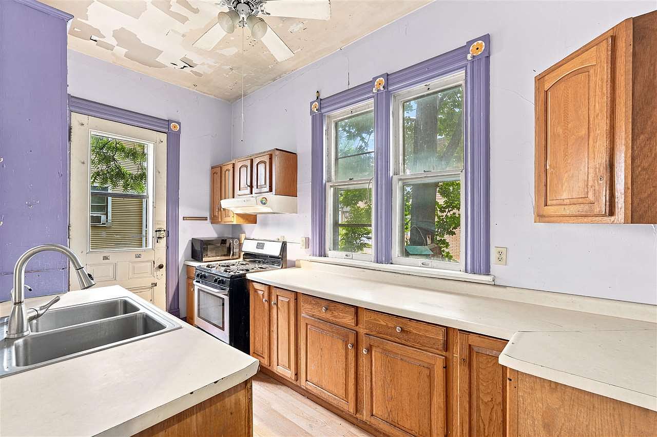 935 E College St, Iowa City, IA 52240