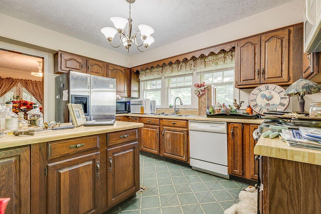 3808 Combs Ridge Rd, Honaker, VA 24260