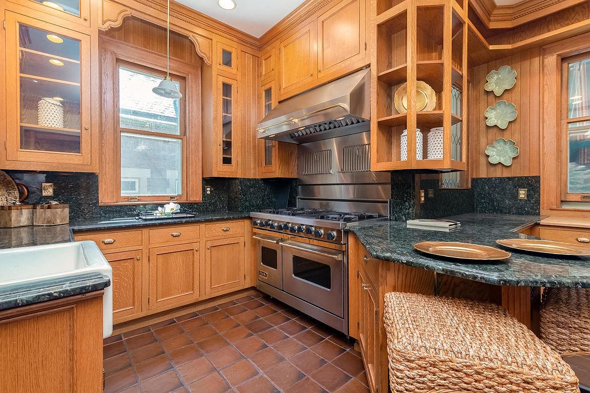 2727 E Newberry Blvd, Milwaukee, WI 53211