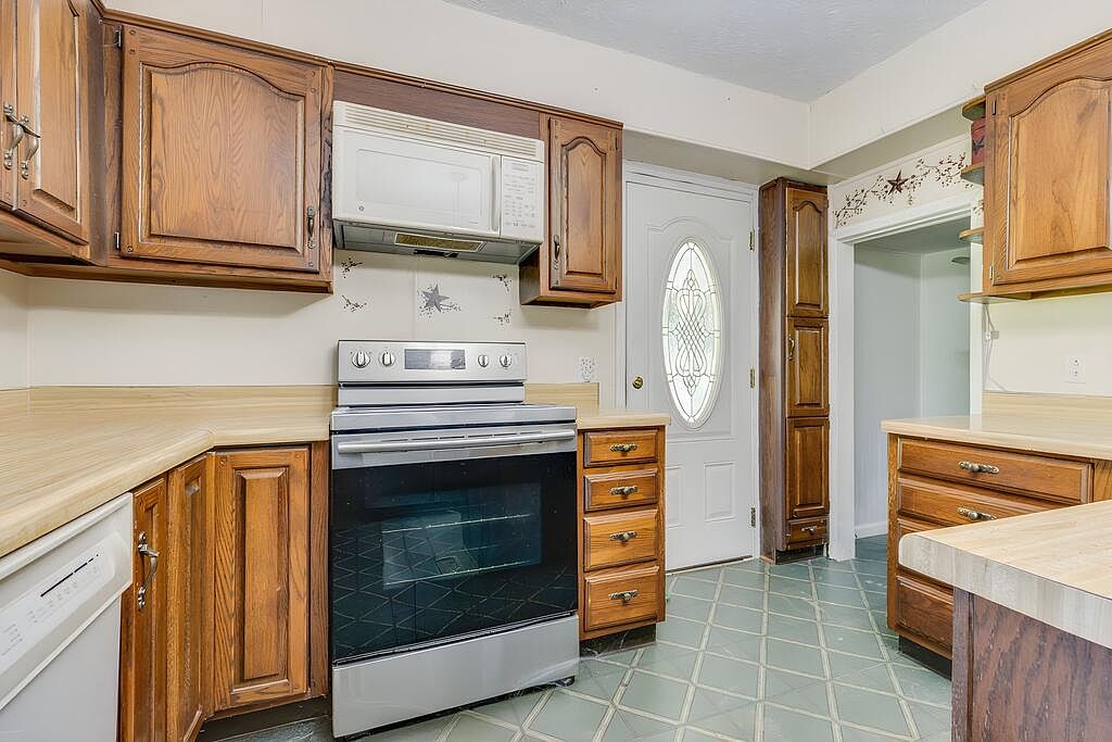 3808 Combs Ridge Rd, Honaker, VA 24260