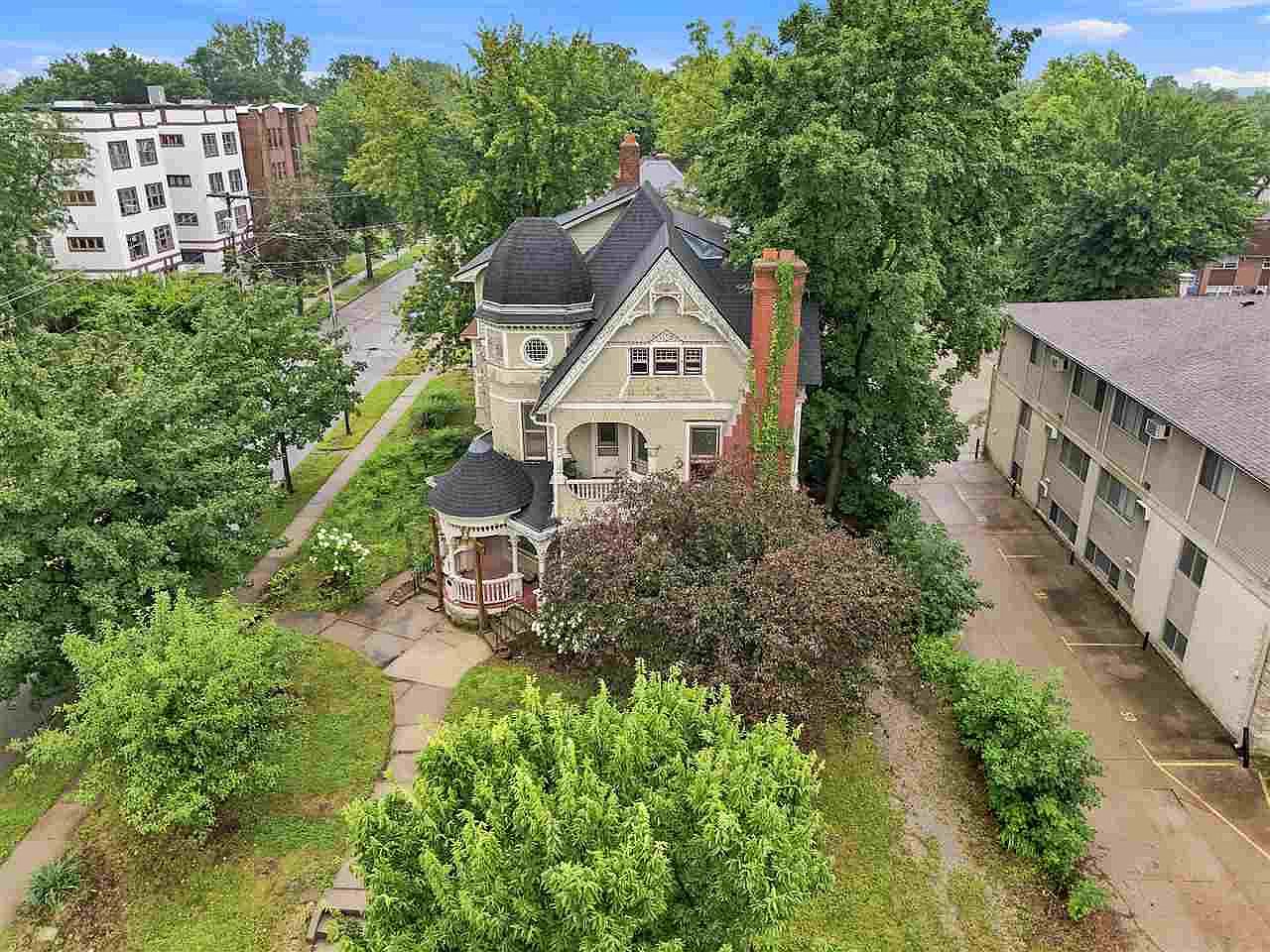 935 E College St, Iowa City, IA 52240