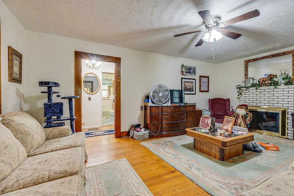 3808 Combs Ridge Rd, Honaker, VA 24260