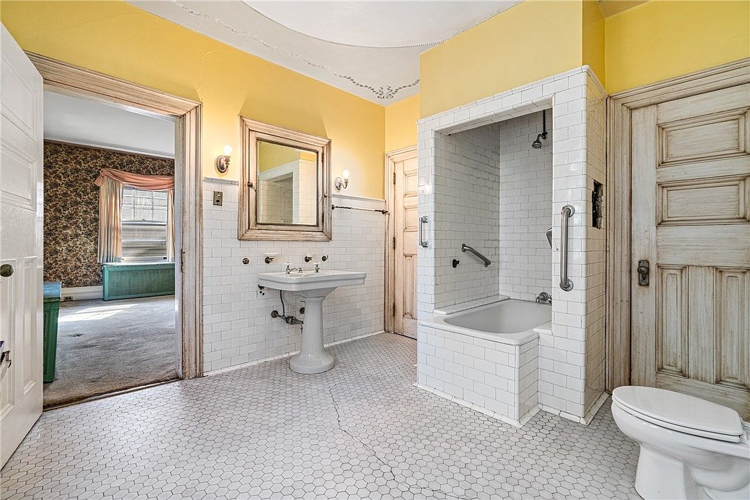 4754 Wallingford St, Pittsburgh, PA 15213