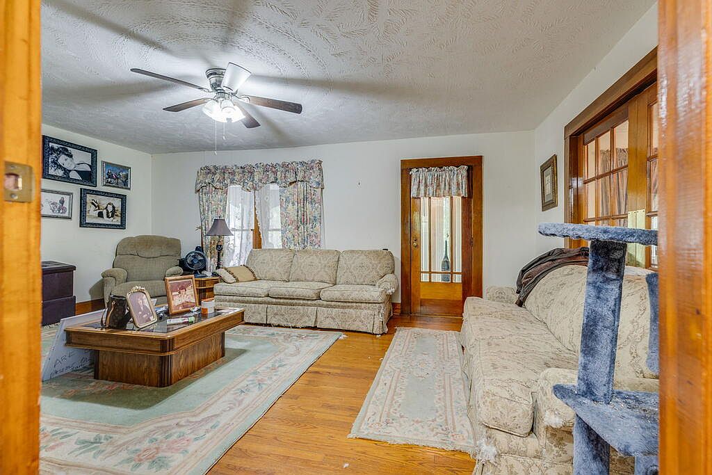 3808 Combs Ridge Rd, Honaker, VA 24260
