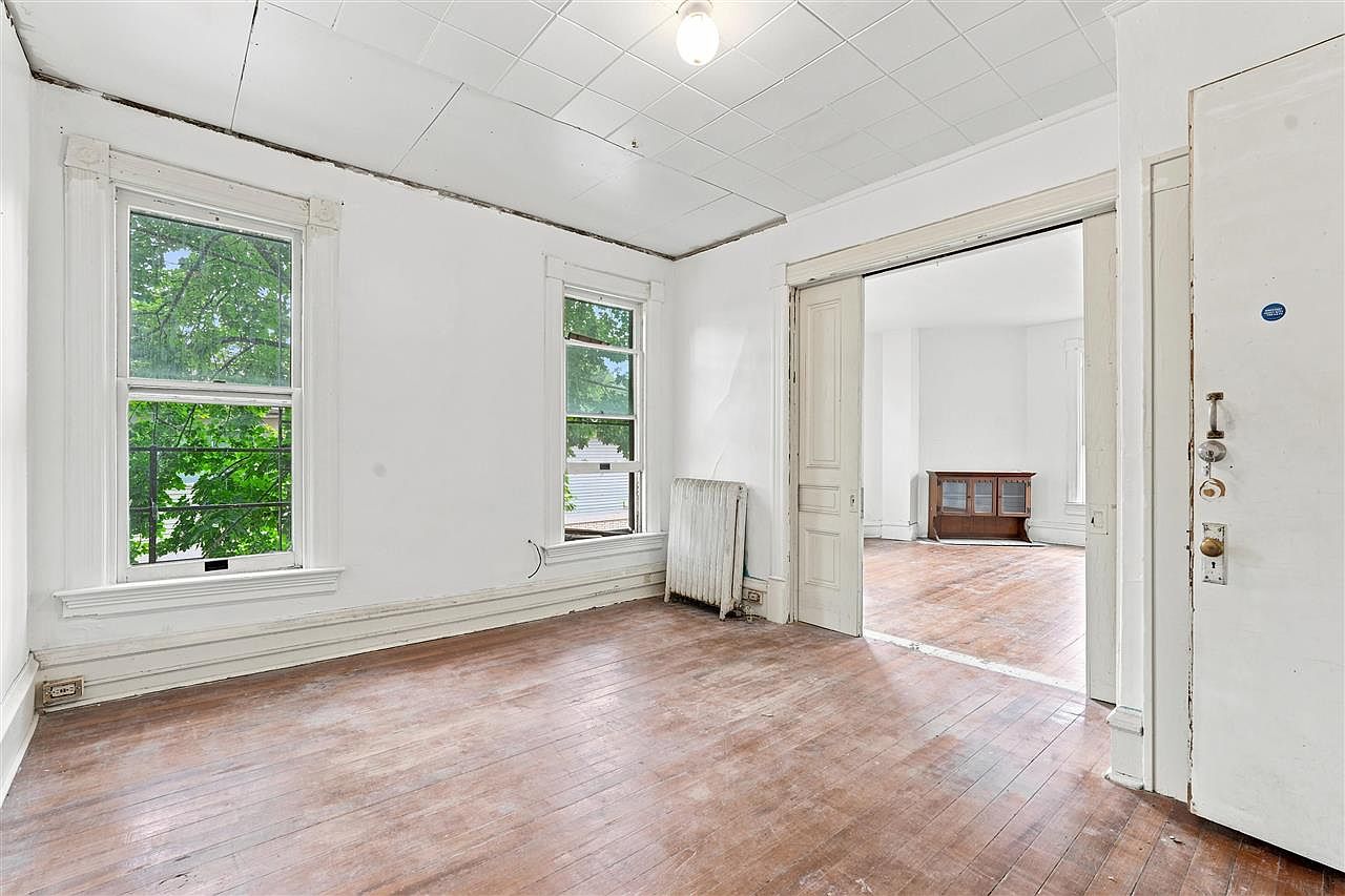 935 E College St, Iowa City, IA 52240