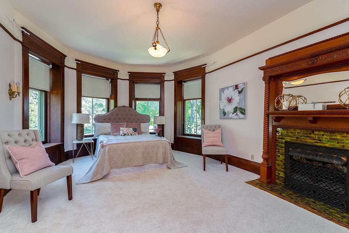 2727 E Newberry Blvd, Milwaukee, WI 53211
