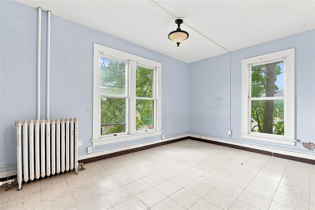935 E College St, Iowa City, IA 52240