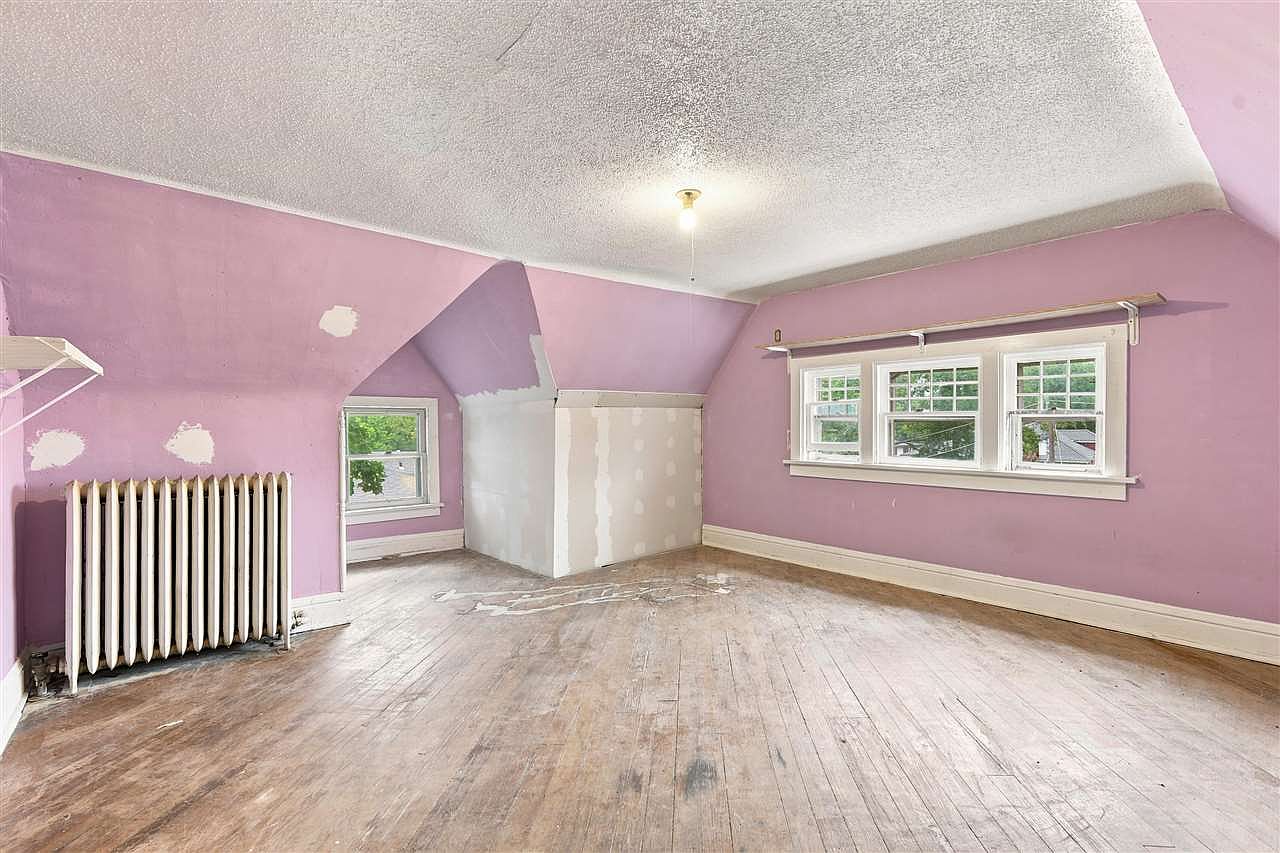 935 E College St, Iowa City, IA 52240