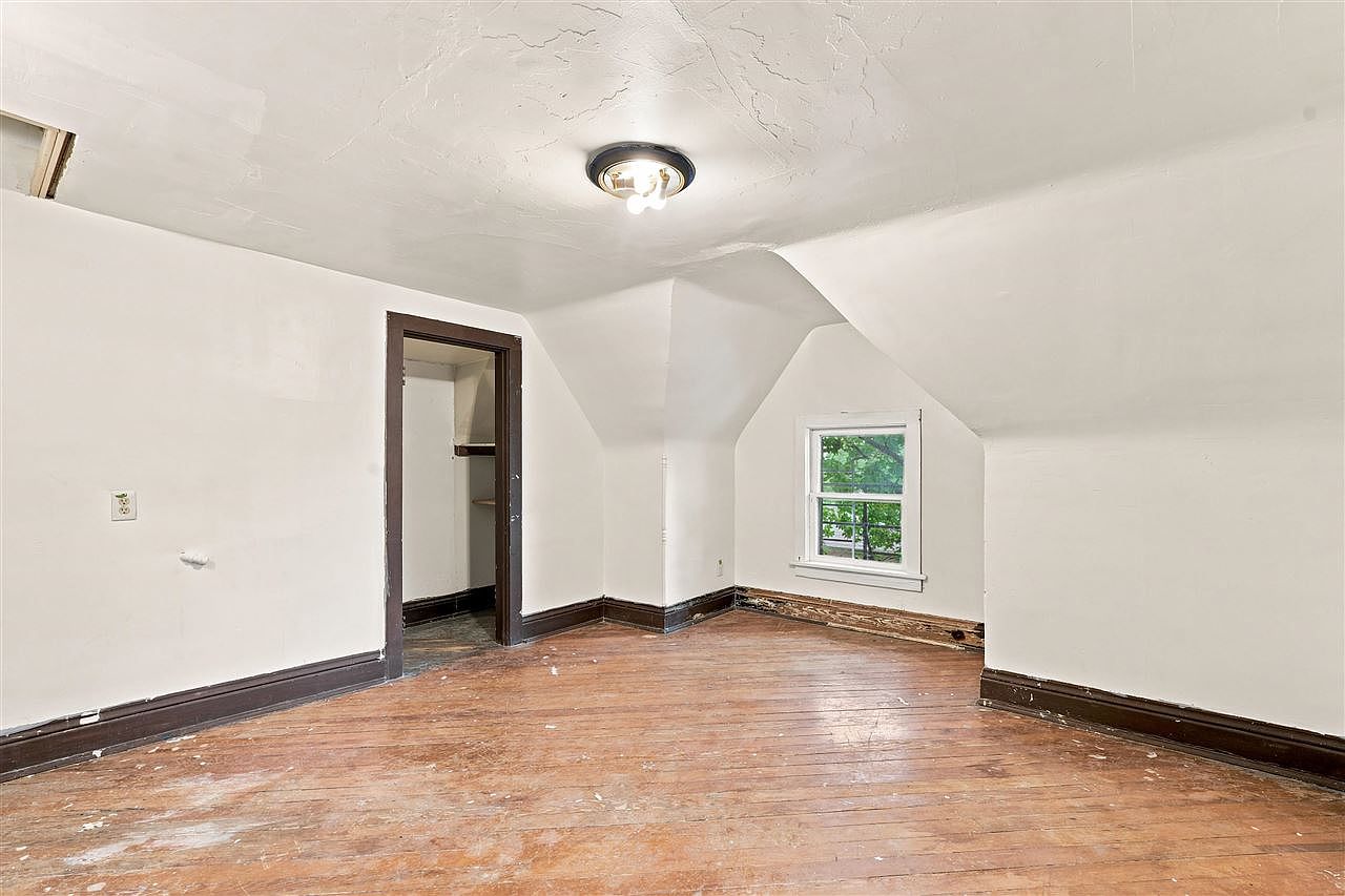 935 E College St, Iowa City, IA 52240